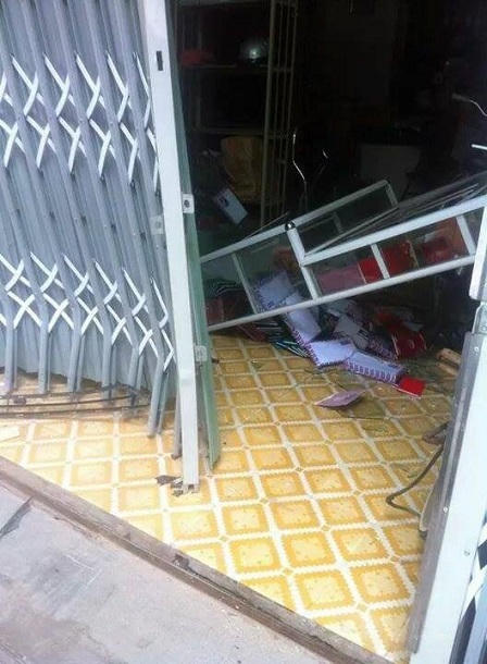 Hà Nội: Xe ô tô mất lái đâm vào nhà người dân