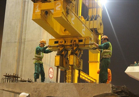 Cận cảnh “con nhện” khổng lồ lao dầm đường tàu điện trên cao ở Hà Nội