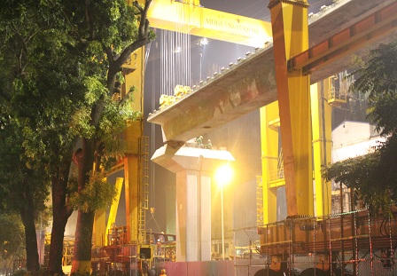 Cận cảnh “con nhện” khổng lồ lao dầm đường tàu điện trên cao ở Hà Nội