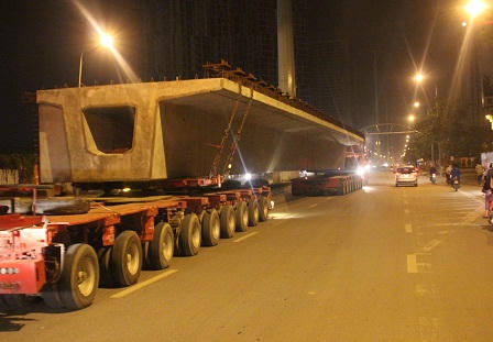 Cận cảnh “con nhện” khổng lồ lao dầm đường tàu điện trên cao ở Hà Nội