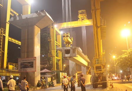 Cận cảnh “con nhện” khổng lồ lao dầm đường tàu điện trên cao ở Hà Nội