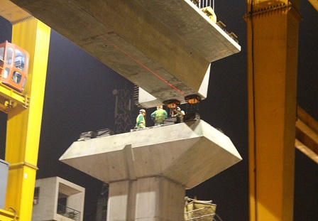 Cận cảnh “con nhện” khổng lồ lao dầm đường tàu điện trên cao ở Hà Nội