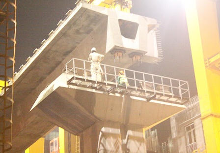 Cận cảnh “con nhện” khổng lồ lao dầm đường tàu điện trên cao ở Hà Nội