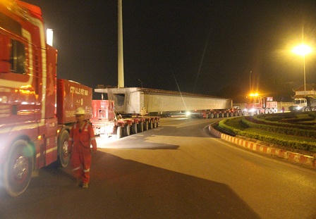 Cận cảnh “con nhện” khổng lồ lao dầm đường tàu điện trên cao ở Hà Nội