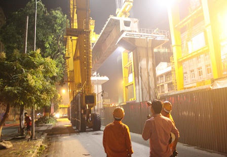 Cận cảnh “con nhện” khổng lồ lao dầm đường tàu điện trên cao ở Hà Nội