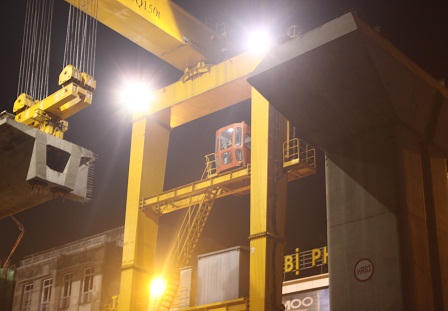 Cận cảnh “con nhện” khổng lồ lao dầm đường tàu điện trên cao ở Hà Nội