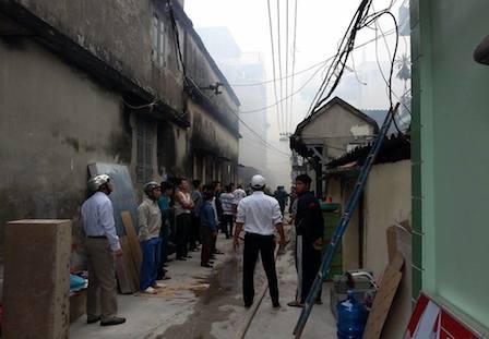 Hà Nội: Đun mùn cưa cháy luôn xưởng gỗ