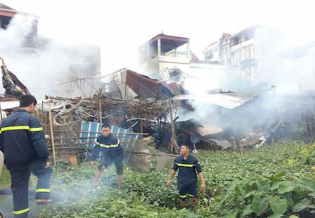 Hà Nội: Đun mùn cưa cháy luôn xưởng gỗ