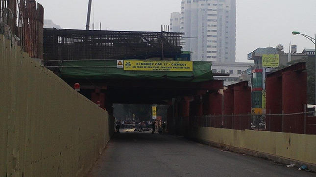 Hãi hùng: Người Hà Nội chui qua “cửa miệng tử thần“
