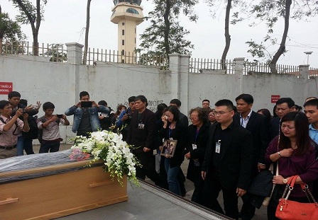 Bàn giao di cốt 3 mẹ con người Việt trong vụ rơi máy bay MH17