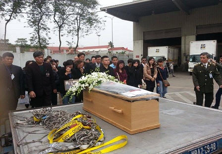 Bàn giao di cốt 3 mẹ con người Việt trong vụ rơi máy bay MH17