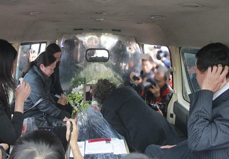 Bàn giao di cốt 3 mẹ con người Việt trong vụ rơi máy bay MH17