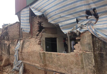 Xe tải công trường đâm sập tường nhà dân giữa đêm