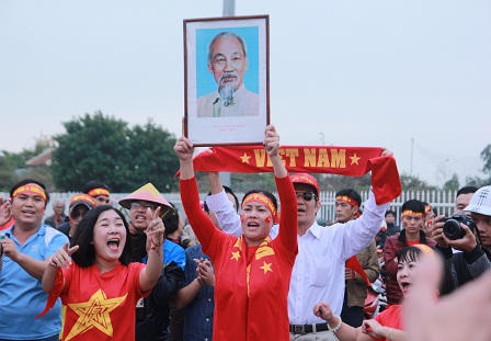 Cổ động viên hâm nóng sân Mỹ Đình trước giờ “G“