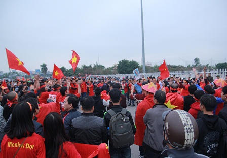 Cổ động viên hâm nóng sân Mỹ Đình trước giờ “G“