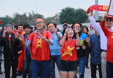 Cổ động viên hâm nóng sân Mỹ Đình trước giờ “G“