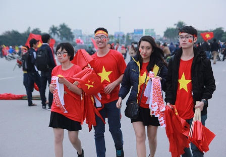 Cổ động viên hâm nóng sân Mỹ Đình trước giờ “G“