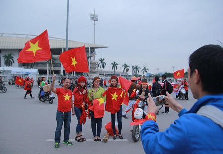 Cổ động viên hâm nóng sân Mỹ Đình trước giờ “G“