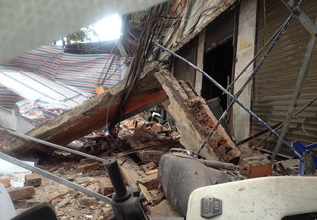 Người dân hốt hoảng vì công trình đang sửa bị sập mái