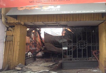 Người dân hốt hoảng vì công trình đang sửa bị sập mái