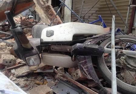 Người dân hốt hoảng vì công trình đang sửa bị sập mái