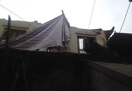 Người dân hốt hoảng vì công trình đang sửa bị sập mái