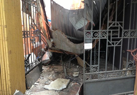 Người dân hốt hoảng vì công trình đang sửa bị sập mái