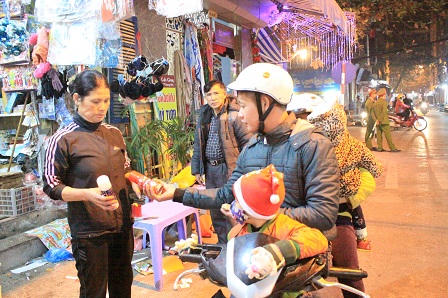 Không khí người dân Hà Nội đón Giáng sinh