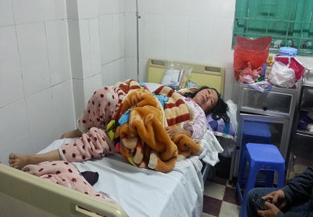 Bảo vệ con dâu, mẹ chồng bị hàng xóm đánh chảy máu đầu