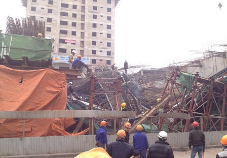 Giàn giáo công trình đường sắt trên cao đè nát xe taxi