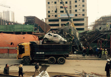 Ngắm xe taxi rời hiện trường vụ sập giàn giáo trên... xe tải