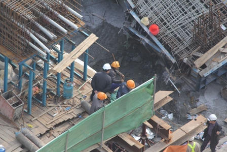 Ngắm xe taxi rời hiện trường vụ sập giàn giáo trên... xe tải