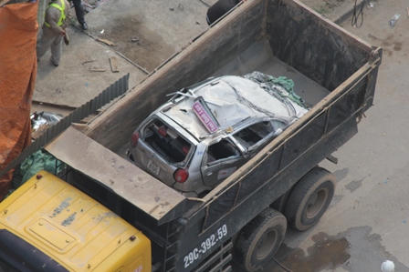 Ngắm xe taxi rời hiện trường vụ sập giàn giáo trên... xe tải