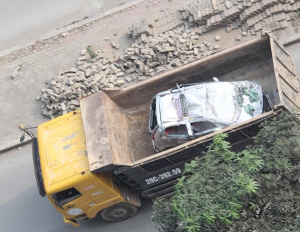 Ngắm xe taxi rời hiện trường vụ sập giàn giáo trên... xe tải