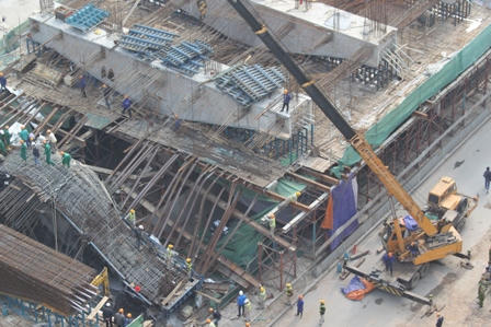 Ngắm xe taxi rời hiện trường vụ sập giàn giáo trên... xe tải