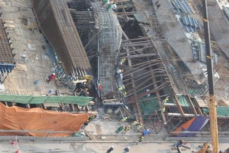 Ngắm xe taxi rời hiện trường vụ sập giàn giáo trên... xe tải