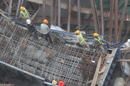 Ngắm xe taxi rời hiện trường vụ sập giàn giáo trên... xe tải