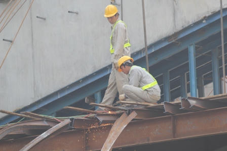 Ngắm xe taxi rời hiện trường vụ sập giàn giáo trên... xe tải