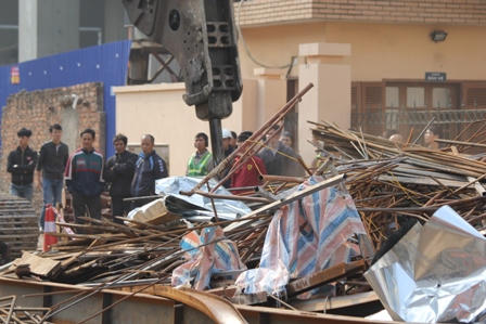 Ngắm xe taxi rời hiện trường vụ sập giàn giáo trên... xe tải