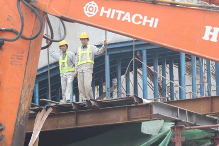 Ngắm xe taxi rời hiện trường vụ sập giàn giáo trên... xe tải