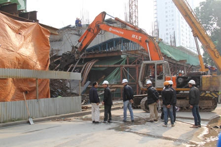 Ngắm xe taxi rời hiện trường vụ sập giàn giáo trên... xe tải