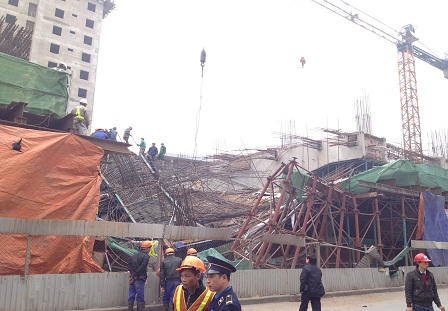 Giàn giáo công trình đường sắt trên cao đè nát xe taxi