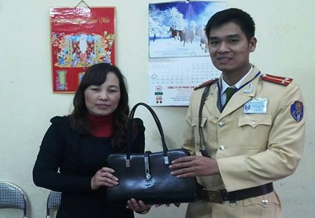 CSGT trả lại tài sản giá trị cho người đánh rơi