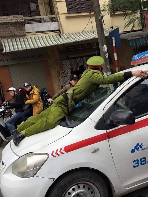Tài xế hãng taxi Group hất chiến sĩ công an lên nắp ca pô