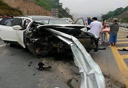 Ô tô đâm xuyên dải phân cách, một người tử vong