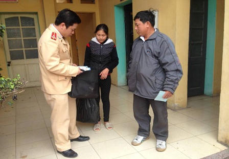 CSGT giúp cháu bé đi lạc về với gia đình