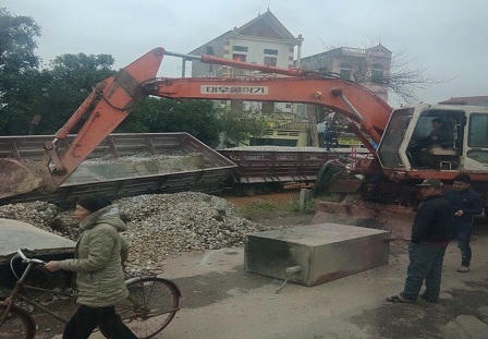 Bắc Giang: Tàu hoả bị lật do đâm phải ô tô