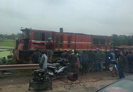 Bắc Giang: Tàu hoả bị lật do đâm phải ô tô