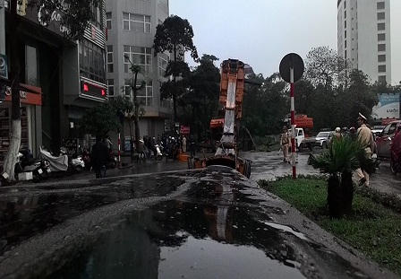 Hà Nội: Xe cần cẩu 50m “chổng vó” giữa đường