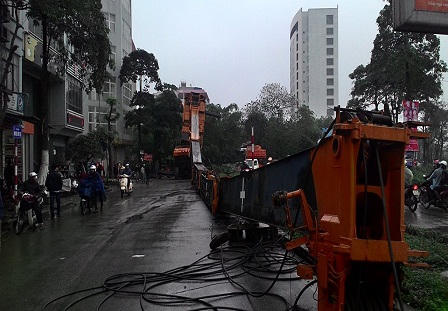 Hà Nội: Xe cần cẩu 50m “chổng vó” giữa đường